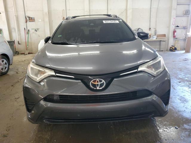 JTMBFREV6HJ152578 - 2017 TOYOTA RAV4 LE Сірий фото 5