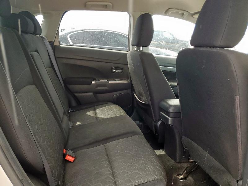 JA4APVAU9MU012039 - 2021 MITSUBISHI OUTLANDER SE 银色 照片 10