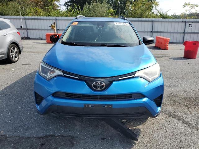 JTMZFREV7JJ740445 - 2018 TOYOTA RAV4 LE ლურჯი ფოტო 5