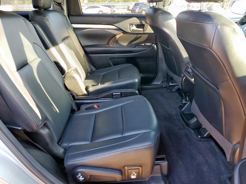 5TDKZRFH2JS548984 - 2018 TOYOTA HIGHLANDER SE 灰色 照片 11