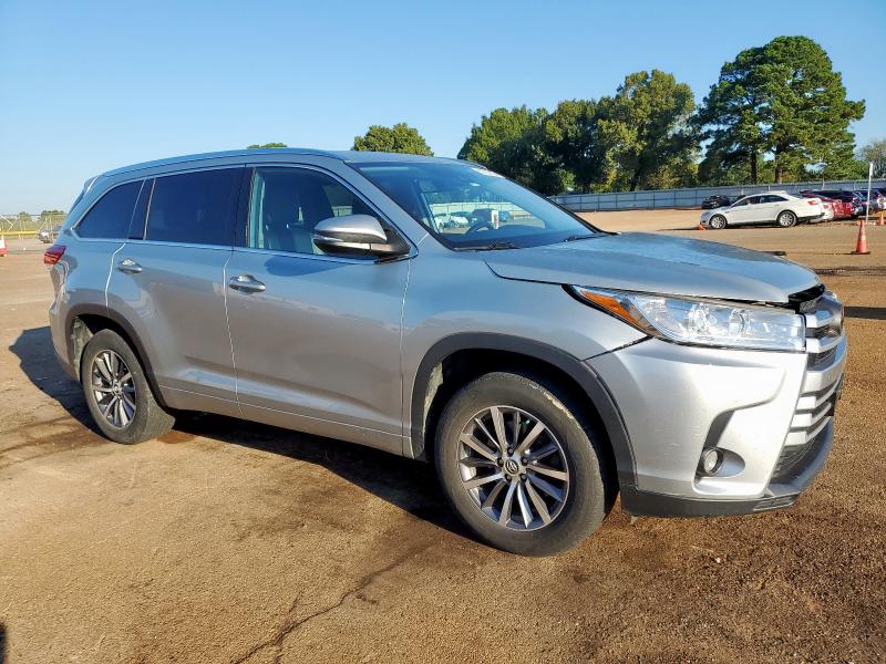 5TDKZRFH2JS548984 - 2018 TOYOTA HIGHLANDER SE 灰色 照片 4