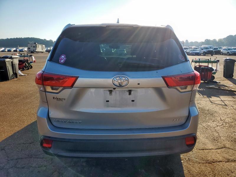 5TDKZRFH2JS548984 - 2018 TOYOTA HIGHLANDER SE 灰色 照片 6