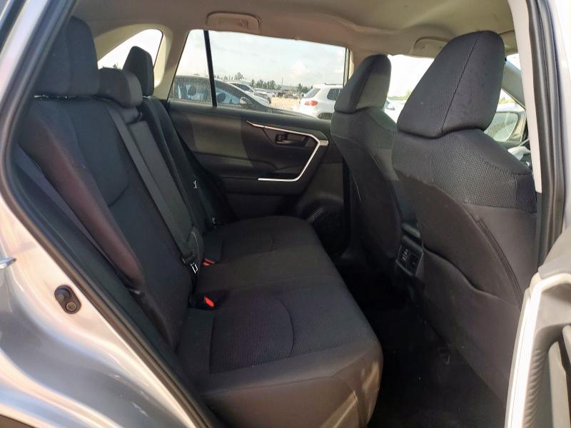 2T3H1RFVXSC325133 - 2025 TOYOTA RAV4 LE 银色 照片 11