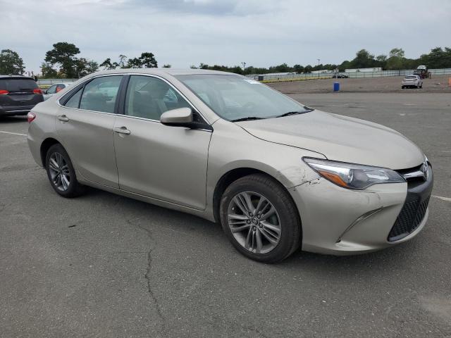 4T1BF1FK0HU767689 - 2017 TOYOTA CAMRY LE Արծաթագույն լուսանկար 4