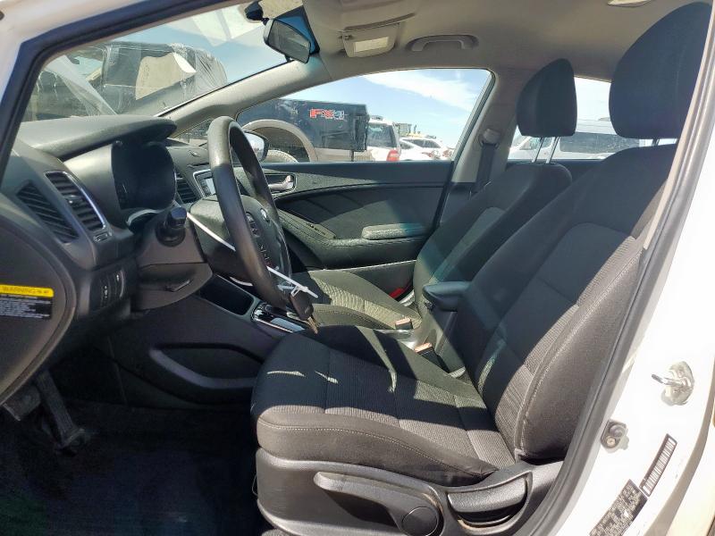 3KPFK4A76JE271435 - 2018 KIA FORTE LX Weiß Foto 7