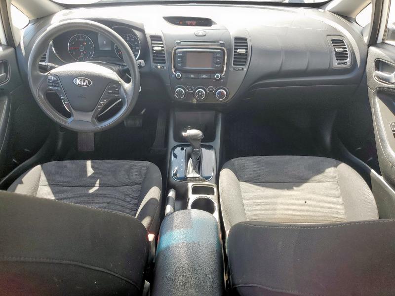 3KPFK4A76JE271435 - 2018 KIA FORTE LX Weiß Foto 8