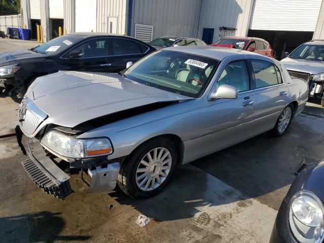 2003 LINCOLN TOWN CAR SIGNATURE, 