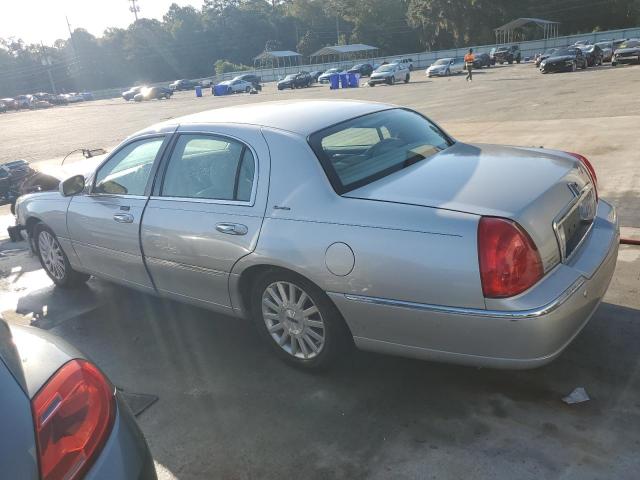 1LNHM82W13Y611776 - 2003 LINCOLN TOWN CAR SIGNATURE Күміс фото 2