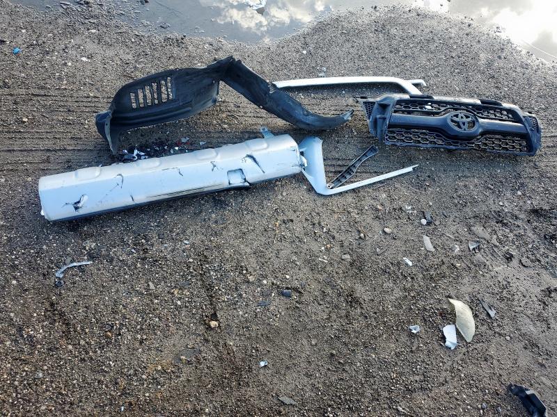 5TFJU4GN5BX003908 - 2011 TOYOTA TACOMA DOUBLE CAB PRERUNNER SILVER photo 12