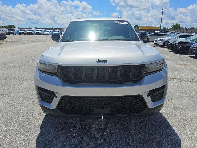 1C4RJHAG4R8520036 - 2024 JEEP GRAND CHEROKEE LAREDO فضي صورة 5