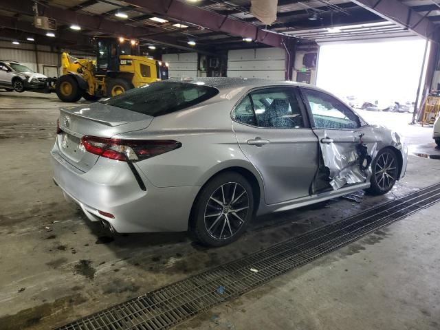4T1G11AK2MU603317 - 2021 TOYOTA CAMRY SE 银色 照片 3