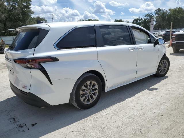 5TDYRKECXRS206704 - 2024 TOYOTA SIENNA XLE WHITE photo 3
