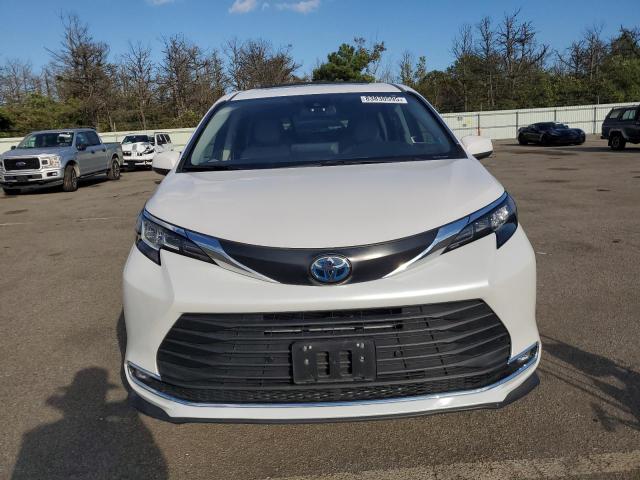 5TDYRKEC4RS199328 - 2024 TOYOTA SIENNA XLE أبيض صورة 5