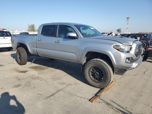 3TMDZ5BN4JM043235 - 2018 TOYOTA TACOMA DOUBLE CAB 银色 照片 4