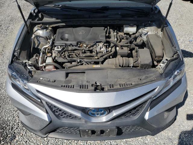 4T1G31AK7LU012960 - 2020 TOYOTA CAMRY SE SILVER photo 11