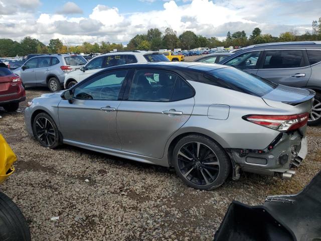 4T1B61HK3JU120108 - 2018 TOYOTA CAMRY XSE ვერცხლისფერი ფოტო 2