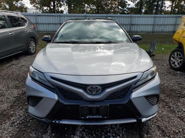 4T1B61HK3JU120108 - 2018 TOYOTA CAMRY XSE ვერცხლისფერი ფოტო 5