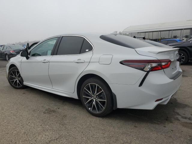 4T1T11AK3RU215776 - 2024 TOYOTA CAMRY SE NIGHT SHADE WHITE photo 2