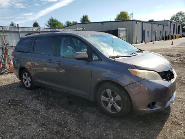 5TDKK3DC3DS350699 - 2013 TOYOTA SIENNA LE ნაცრისფერი ფოტო 4