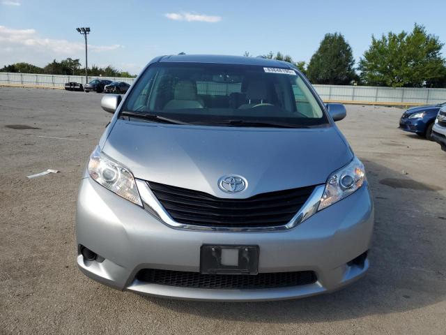 5TDKK3DCXDS374045 - 2013 TOYOTA SIENNA LE 银色 照片 5
