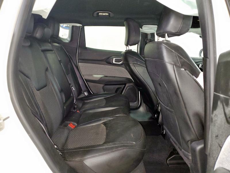 3C4NJDBNXRT117040 - 2024 JEEP COMPASS LATITUDE Biały zdjęcie 11