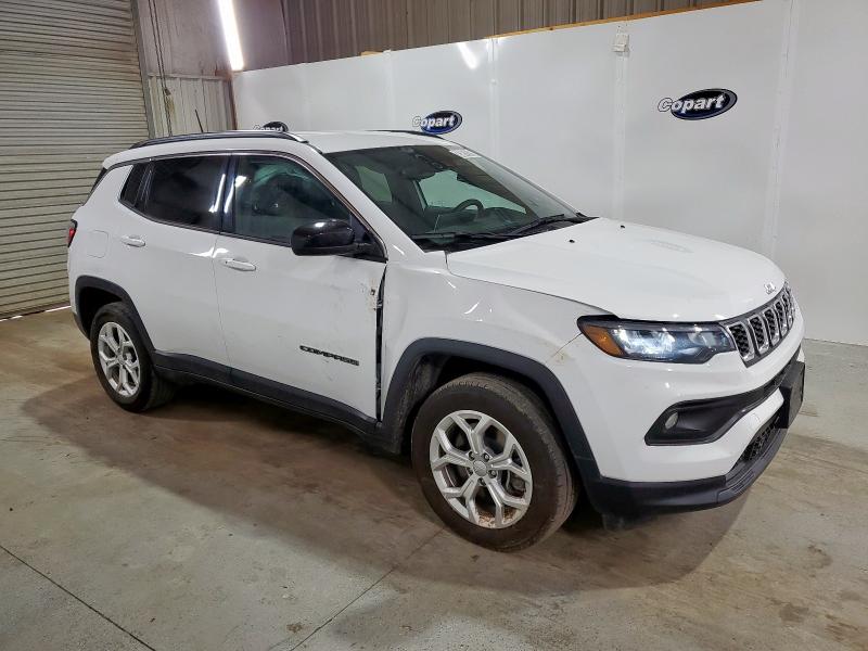 3C4NJDBNXRT117040 - 2024 JEEP COMPASS LATITUDE Biały zdjęcie 4