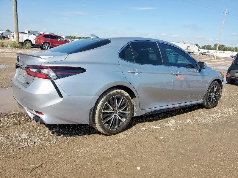 4T1T11AK5NU629748 - 2022 TOYOTA CAMRY SE GRAY photo 3