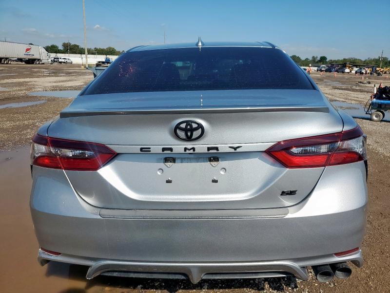 4T1T11AK5NU629748 - 2022 TOYOTA CAMRY SE GRAY photo 6