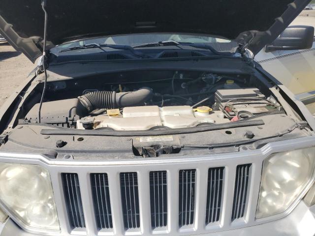 1J8GN28K38W255812 - 2008 JEEP LIBERTY SPORT 银色 照片 12