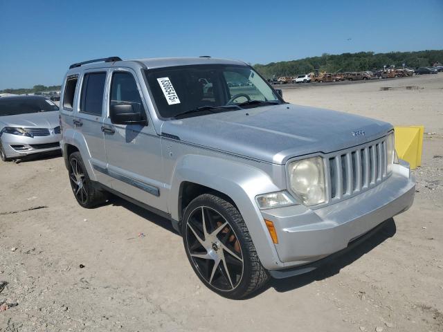 1J8GN28K38W255812 - 2008 JEEP LIBERTY SPORT 银色 照片 4