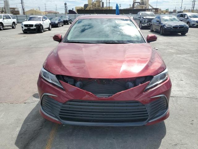 4T1C11AK2NU054430 - 2022 TOYT CAMRY LE RED photo 5