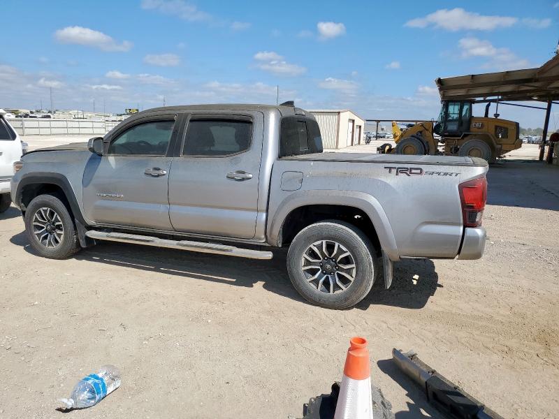 5TFAZ5CN5JX061805 - 2018 TOYOTA TACOMA DOUBLE CAB Сірий фото 2
