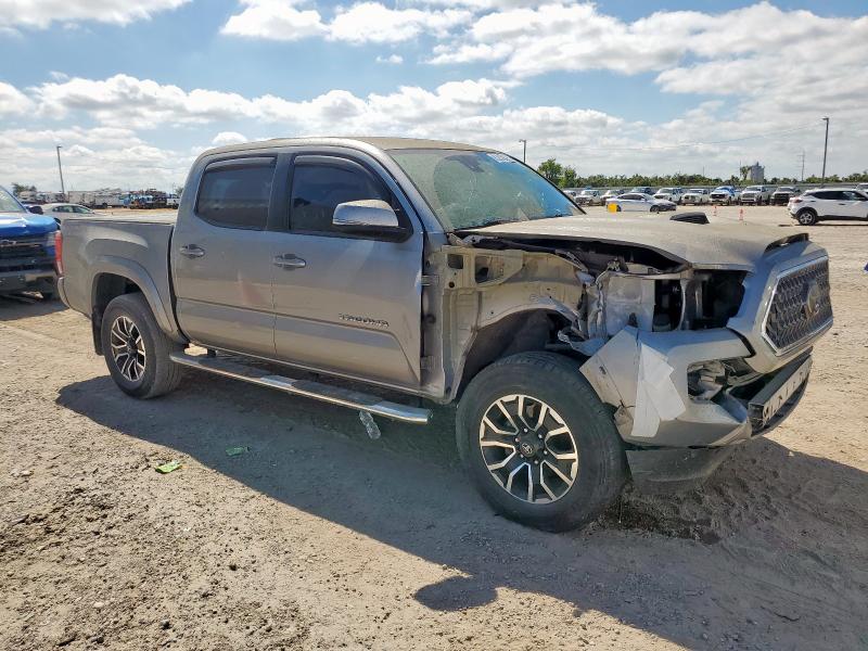 5TFAZ5CN5JX061805 - 2018 TOYOTA TACOMA DOUBLE CAB Сірий фото 4