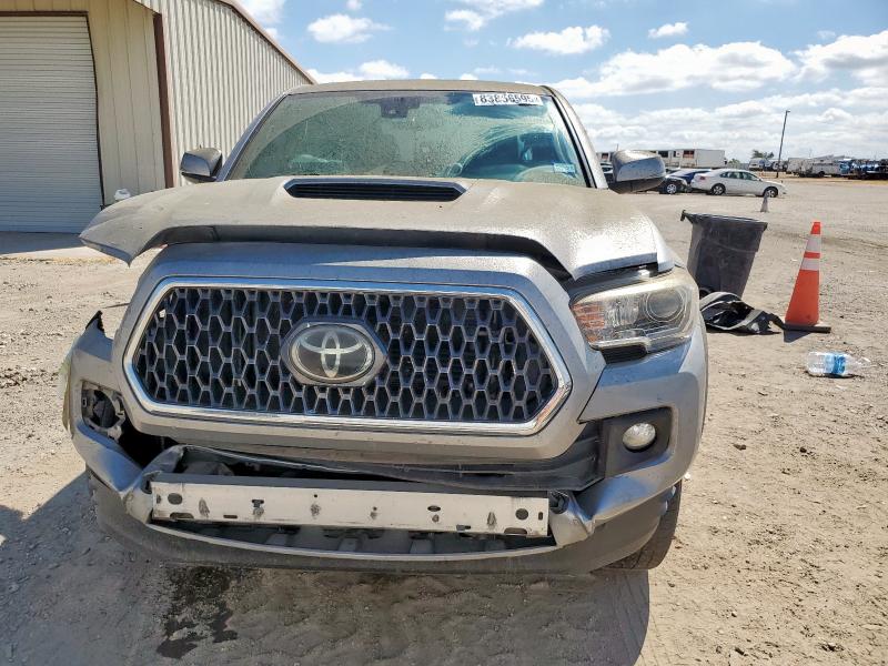 5TFAZ5CN5JX061805 - 2018 TOYOTA TACOMA DOUBLE CAB Сірий фото 5