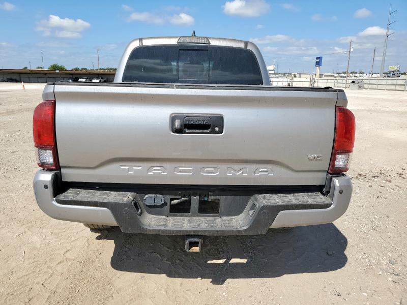 5TFAZ5CN5JX061805 - 2018 TOYOTA TACOMA DOUBLE CAB Сірий фото 6