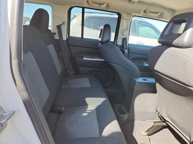 1J8FF28W68D750979 - 2008 JEP PATRIOT SPORT WHITE photo 10