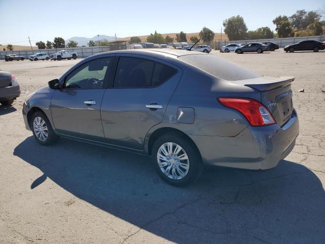 3N1CN7AP1JL845224 - 2018 NISSAN VERSA S Boz foto 2