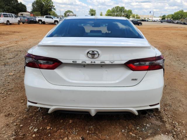4T1G11AK9MU478154 - 2021 TOYOTA CAMRY SE WHITE photo 6