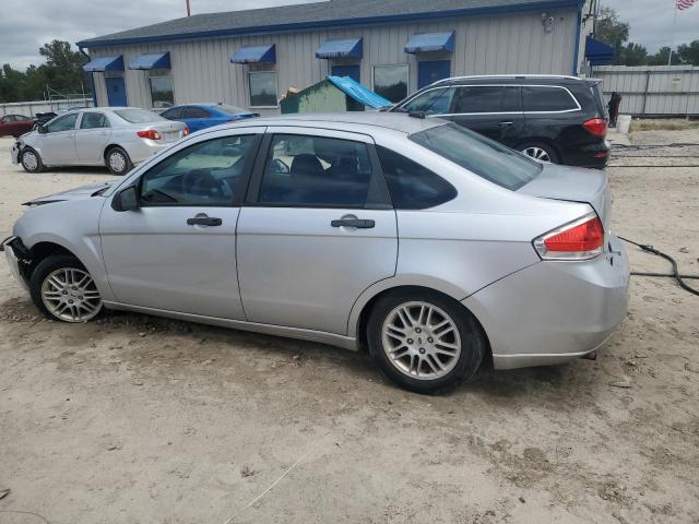 1FAHP3FN1AW221713 - 2010 FORD FOCUS SE SILVER photo 2