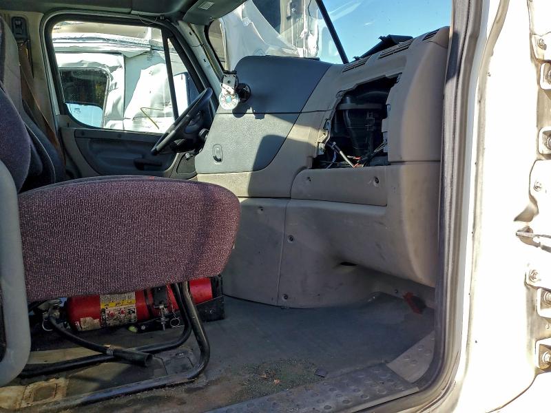 3AKBGADV0HSJD0721 - 2017 FREIGHTLINER CASCADIA 1 თეთრი ფოტო 5