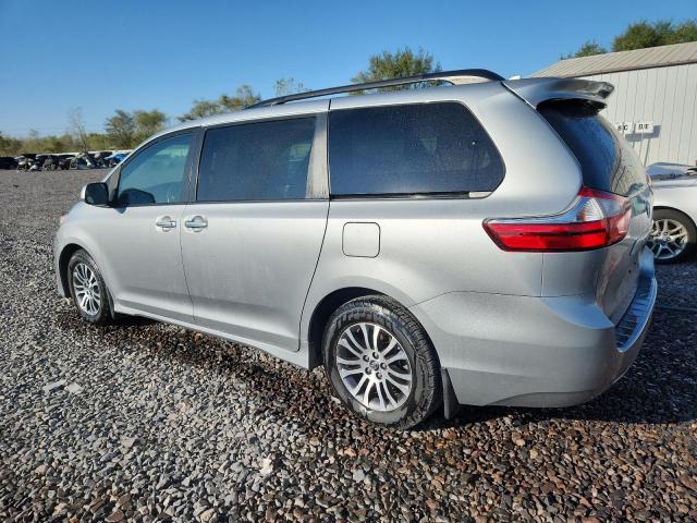 5TDYZ3DC6KS006979 - 2019 TOYOTA SIENNA XLE ვერცხლისფერი ფოტო 2