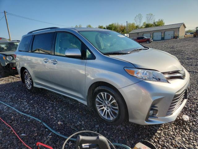 5TDYZ3DC6KS006979 - 2019 TOYOTA SIENNA XLE ვერცხლისფერი ფოტო 4