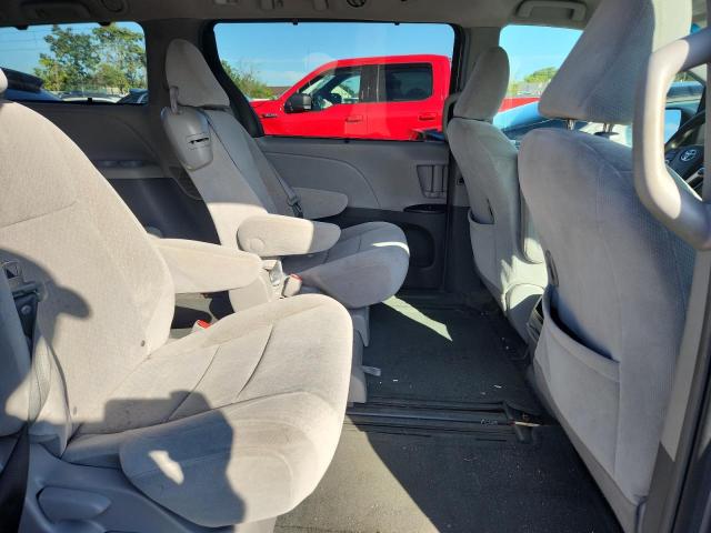 5TDKK3DC8FS638172 - 2015 TOYOTA SIENNA LE 银色 照片 11