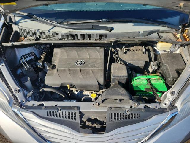 5TDKK3DC8FS638172 - 2015 TOYOTA SIENNA LE 银色 照片 12
