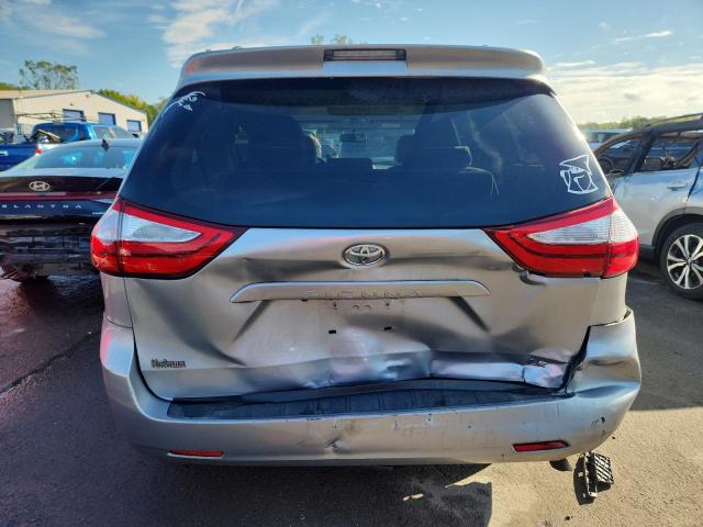 5TDKK3DC8FS638172 - 2015 TOYOTA SIENNA LE 银色 照片 6