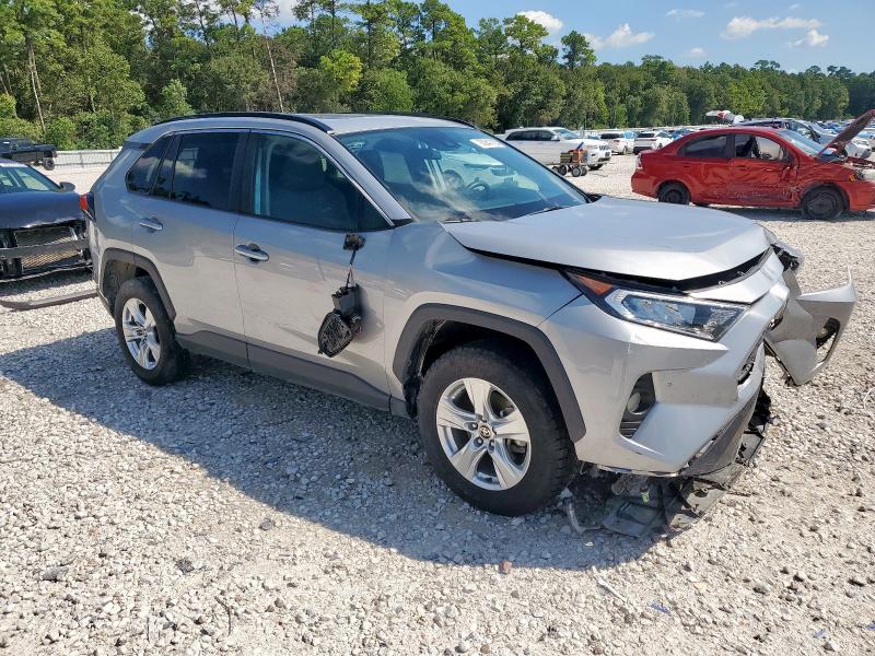 2T3W1RFV1MW135522 - 2021 TOYOTA RAV4 XLE SILVER photo 4