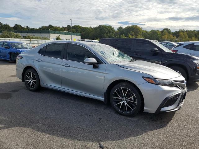 4T1G11AK1RU200355 - 2024 TOYOTA CAMRY SE NIGHT SHADE SILVER photo 4