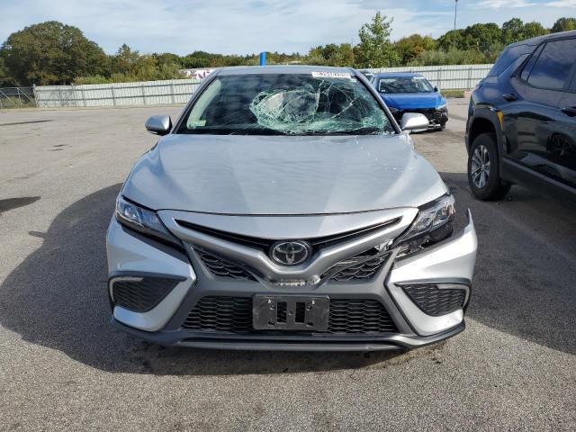 4T1G11AK1RU200355 - 2024 TOYOTA CAMRY SE NIGHT SHADE SILVER photo 5