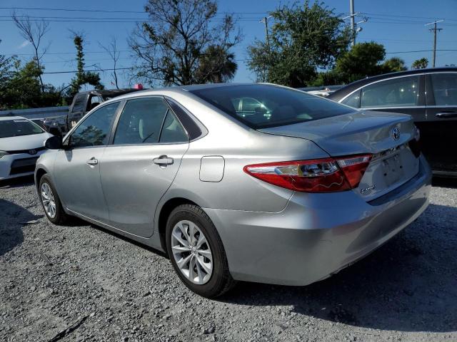 4T1BF1FK7HU672515 - 2017 TOYOTA CAMRY LE ვერცხლისფერი ფოტო 2