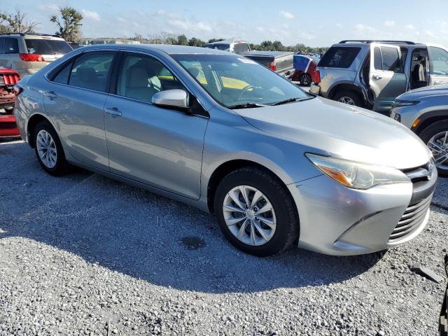 4T1BF1FK7HU672515 - 2017 TOYOTA CAMRY LE ვერცხლისფერი ფოტო 4